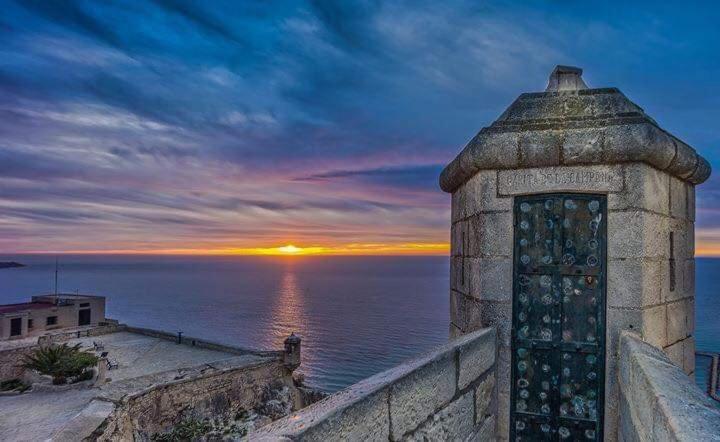 Charming Apartment In Alicante Near The Sea & City Center Bagian luar foto